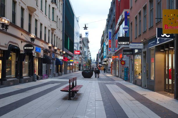 stoccolma/svezia - 28 ottobre 2018: gamla stan o vecchia strada di stoccolma duing weekend. la gente viene qui per fare shopping e ingiungere un caffè in città. - stockholm sweden gamla stan town square foto e immagini stock