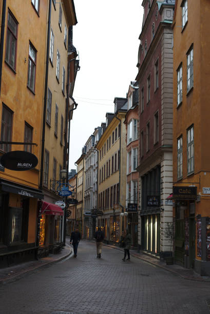 stockholm/schweden - 28. oktober 2018: gamla stan oder alte straße von stockholm duing wochenende. leute kommen hierher zum einkaufen und gutes café in der stadt. - stockholm sweden gamla stan town square stock-fotos und bilder