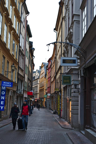 stockholm/schweden - 28. oktober 2018: gamla stan oder alte straße von stockholm duing wochenende. leute kommen hierher zum einkaufen und gutes café in der stadt. - stockholm sweden gamla stan town square stock-fotos und bilder