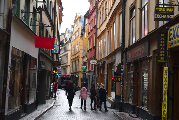 stockholm/schweden - 29. oktober 2018: gamla stan oder alte straße von stockholm duing wochenende. leute kommen hierher zum einkaufen und gutes café in der stadt. - stockholm sweden gamla stan town square stock-fotos und bilder