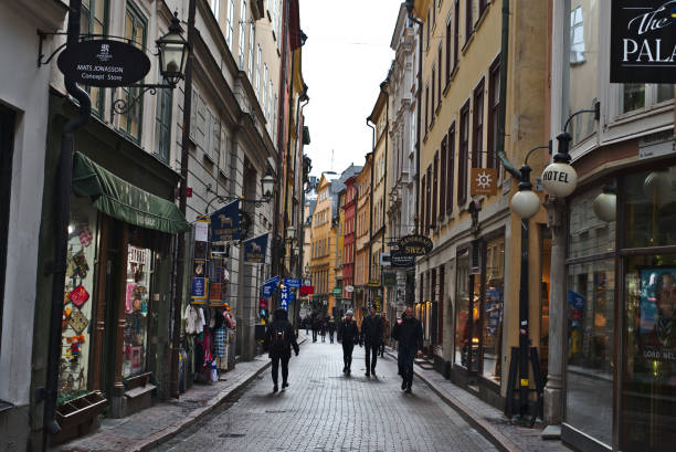 stoccolma /svezia - 29 ottobre 2018: gamla stan o vecchia strada di stoccolma duing weekend. la gente viene qui per fare shopping e ingiungere un caffè in città. - stockholm sweden gamla stan town square foto e immagini stock