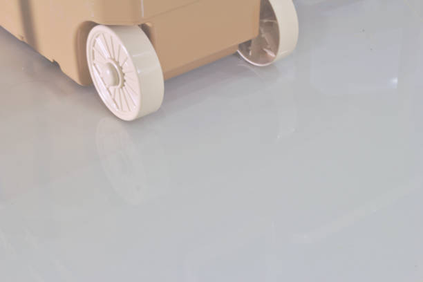 caja de juguete de plástico con rueda del bebé en segundo plano - box little boys bright car fotografías e imágenes de stock