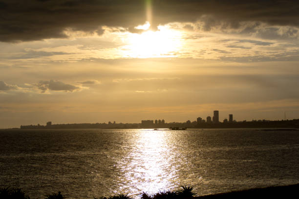 pejzaż miejski w montevideo, urugwaj. - montevideo uruguay town square travel zdjęcia i obrazy z banku zdjęć