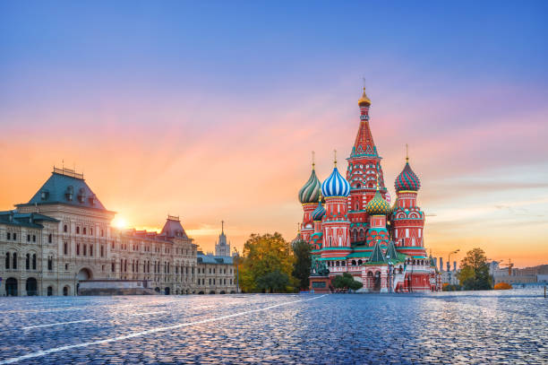 cattedrale di san basilio e primi raggi d'oro del sole - russia foto e immagini stock