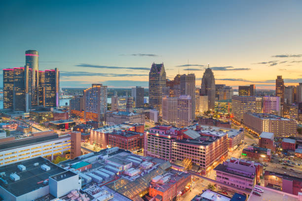 detroit, michigan, usa skyline der innenstadt in der abenddämmerung - landscape business built structure building exterior stock-fotos und bilder