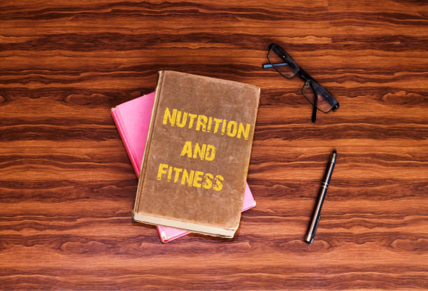 タイトル栄養の本と背表紙に書かれたフィットネス - book stack dieting textbook ストックフォトと画像