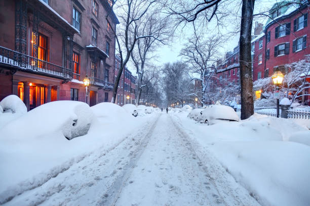 зима в районе бикон-хилл в бостоне - boston winter snow massachusetts стоковые фото и изображения