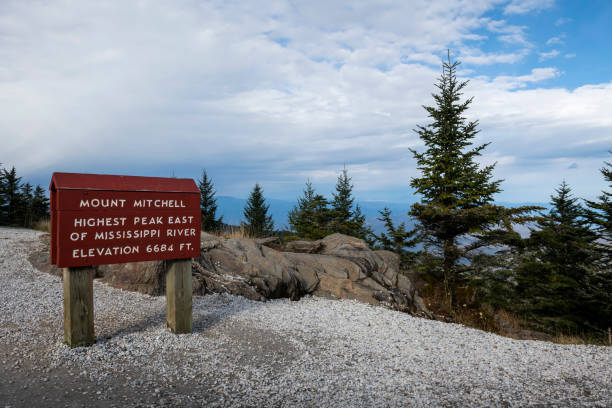 mount mitchell, höchste gipfel östlich mississippi fluß zeichen - mount mitchell stock-fotos und bilder