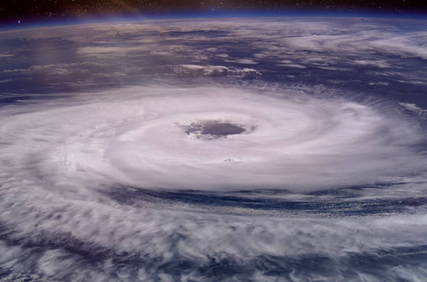 oeil de l’ouragan énorme. éléments de cette image fournie par la nasa. 2018. - satellite view photos photos et images de collection