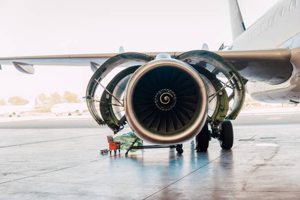 航空機の格納庫の飛行機 - aerospace industry airplane jet engine repairing ストックフォトと画像