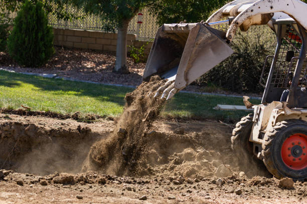 piccolo bulldozer che scava in cortile per l'installazione in piscina - grading foto e immagini stock