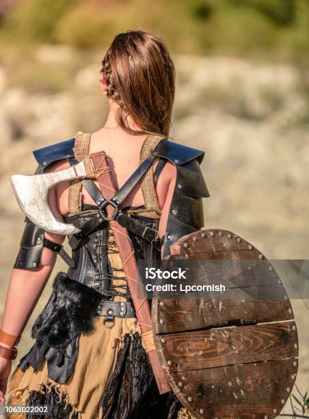 Foto de Personagem Feminina Escudo e mais fotos de stock de Mulheres - Mulheres, Só Uma Mulher, Viking