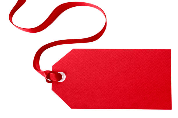 Etiqueta vermelha de presente com fita isolada no branco - foto de acervo