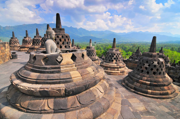 stupas 그리고 보로부두르 사원, 족 자카르타 인도네시아에서 불. - borobudur ruins 뉴스 사진 이미지