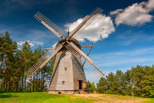 oryginalny wiatrak z xix wieku, holenderski typ muzeum architektury ludowej i park etnograficzny w olsztynku. - windmill architecture traditional culture mill zdjęcia i obrazy z banku zdjęć