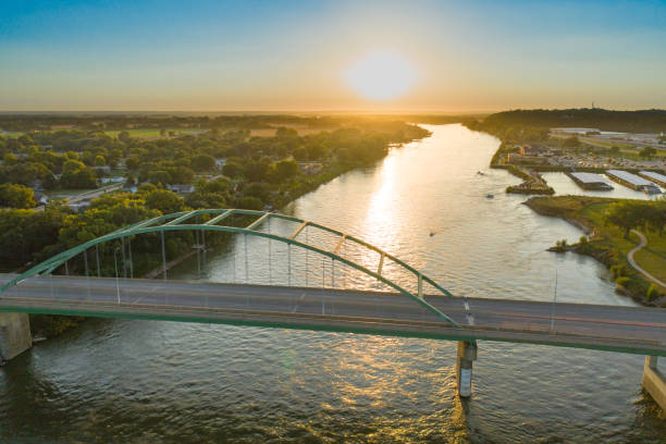 Sunset on Big Muddy Sunset over Veteran's Memorial Bridge in Sioux City over the Missouri River. iowa stock pictures, royalty-free photos & images