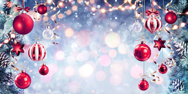 navidad - adornos rojos colgando con ramas de abeto fondo brillante - abeto fotos fotografías e imágenes de stock