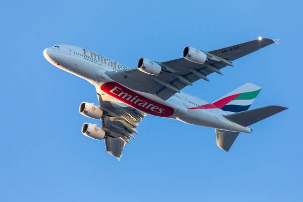 emiratos a380 avión acercándose a jfk cerca de puesta del sol - airbus a380 fotografías e imágenes de stock