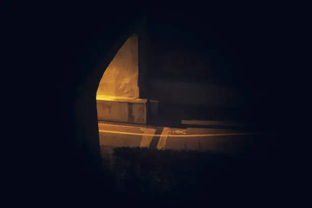 En upplyst tunnel en mörk höstnatt