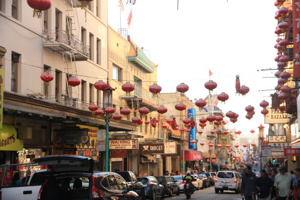 rua vista de chinatown em são francisco - chinatown san francisco chinatown san francisco county cityscape - fotografias e filmes do acervo