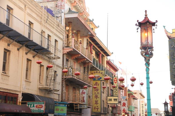 вид на чайнатаун в сан-франциско - chinatown san francisco chinatown san francisco county cityscape стоковые фото и изображения