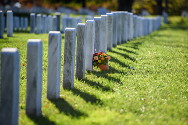 秋にあるアーリントン国立墓地 - arlington national cemetery virginia cemetery american flag ストックフォトと画像