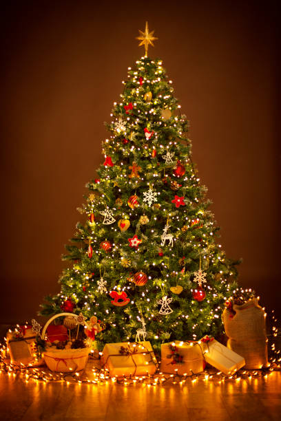 weihnachtsbaum beleuchtung in der nacht, weihnachten dekorationen vorhanden geschenke - weihnachtsbaum stock-fotos und bilder