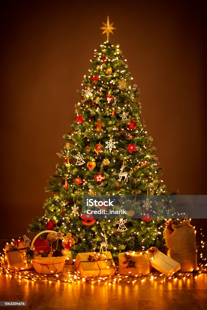 밤, 크리스마스 장식, 현재 선물에 크리스마스 트리 조명 - 로열티 프리 크리스마스 트리 스톡 사진