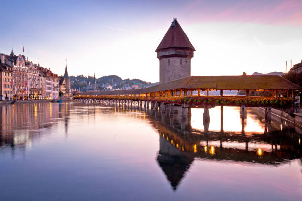 ルツェルン スイスの有名なランドマークの夜明け kapelbrucke は、スイスの有名なランドマークを表示します。 - ルツェルン ストックフォトと画像
