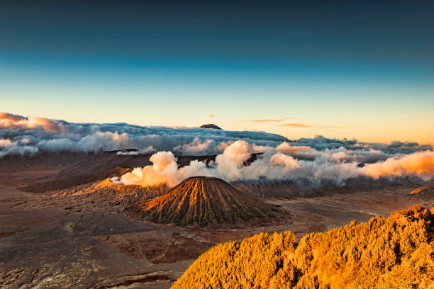 paisagem do vulcão magnífico monte bromo - anel de fogo do pacifico - fotografias e filmes do acervo