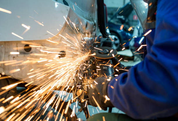 obrero en un taller - car auto repair shop repairing accident fotografías e imágenes de stock