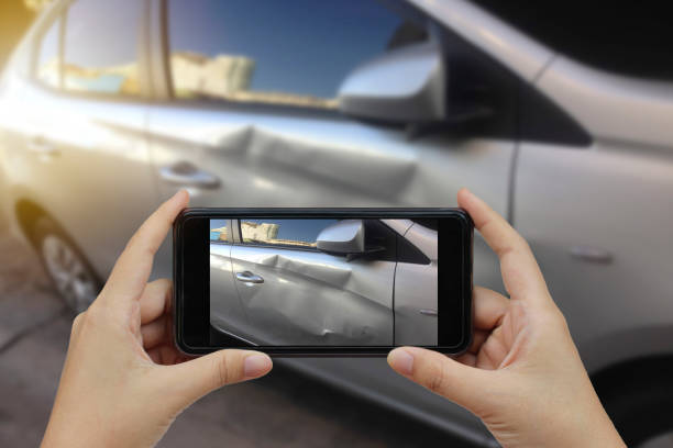 mano teléfono inteligente toma una foto en la escena de un accidente de tráfico y accidente - accidente de automóvil fotos fotografías e imágenes de stock
