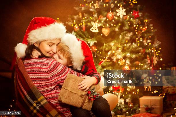 Foto de Família De Natal E Árvore De Natal Mãe Dar De Presente De Ano Novo  Da Criança Presente e mais fotos de stock de Natal - iStock