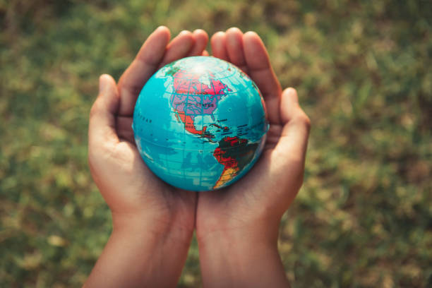 salva il concetto di terra, le mani delle donne stanno tenendo mockup il globale su albero lasciare sfondo - human hand earth holding people foto e immagini stock