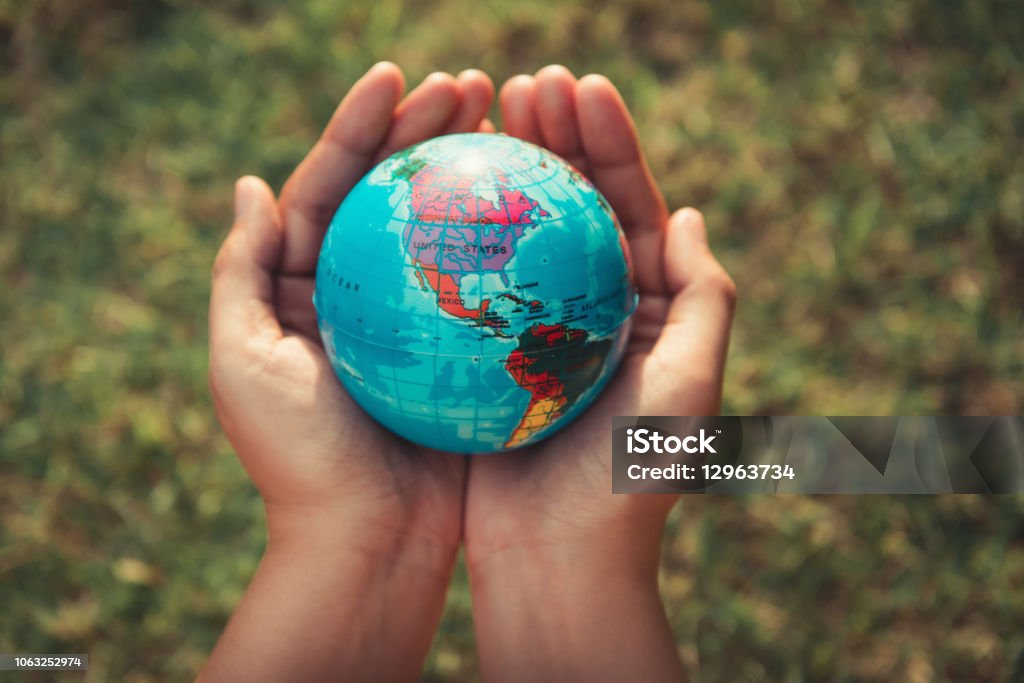 地球概念保存女性の手を保持しているモックアップ グローバル ツリーのままの背景に - 地球儀のロイヤリティフリーストックフォト