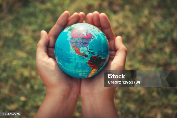 地球概念保存女性の手を保持しているモックアップ グローバル ツリーのままの背景に - 地球儀のストックフォトや画像を多数ご用意 - 地球儀, 惑星, 手に持つ