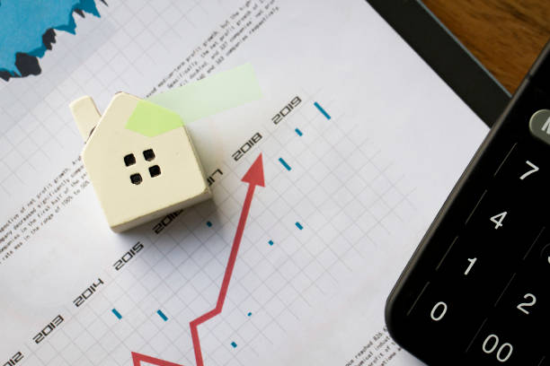 indagine economica immobiliare e grafico delle statistiche economiche, successo e freccia della carriera, apprezzamento del mercato azionario e aumento dei prezzi - house calculator real estate examining foto e immagini stock