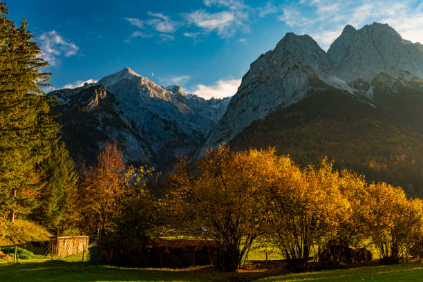 grainau, garmisch-partenkirchen en otoño, alemania - waxenstein fotografías e imágenes de stock