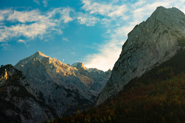 grainau, garmisch-partenkirchen en otoño, alemania - waxenstein fotografías e imágenes de stock