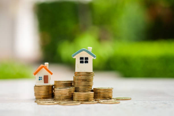 istock Different of size of house and stack coins. 1063268272
