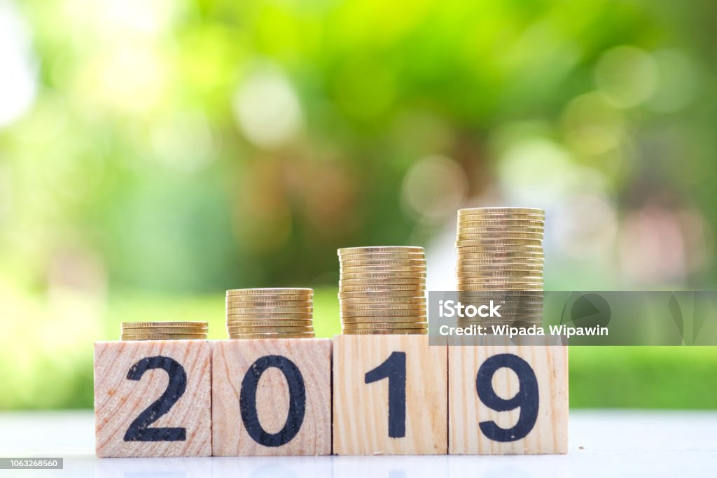 Crescimento da pilha de moedas e o número de blocos de madeira 2019. - Foto de stock de Orçamento royalty-free