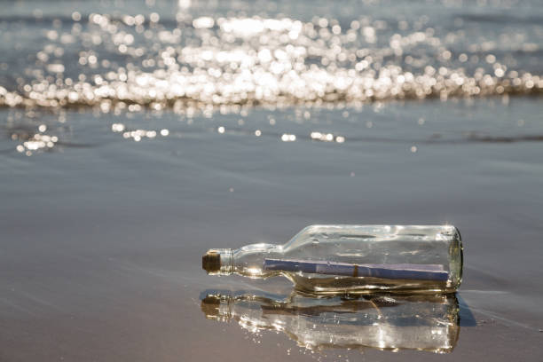 bottle_shore - stranded message in a bottle island document стоковые фото и изображения