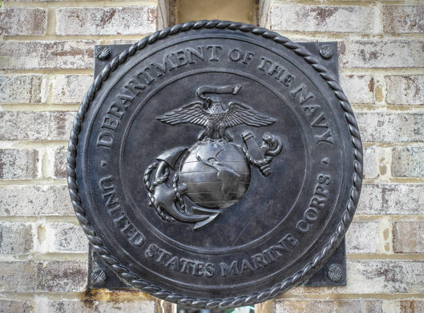 targa con emblema del corpo dei marines degli stati uniti in onore delle truppe americane - marines us marine corps engraved image memorial plaque foto e immagini stock