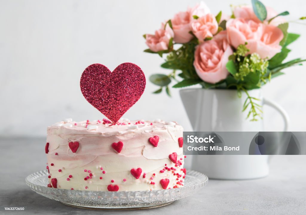 Immagini Stock - Torta Casalinga Con Decorazioni Di San Valentino Su Uno  Sfondo Chiaro. Tonica.. Image 74576920
