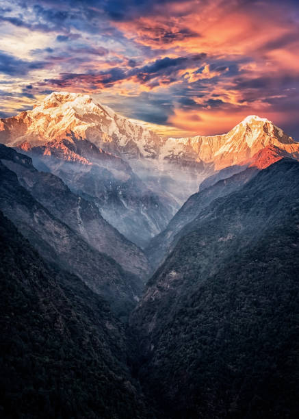 nepalese landscape - sunrise asia china climbing imagens e fotografias de stock