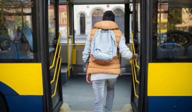 permite realizar un recorrido de la ciudad - bus door fotografías e imágenes de stock