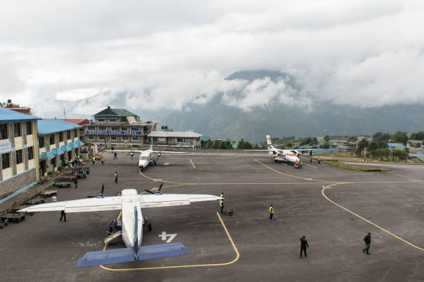 lukla lotnisko, najkrótszy pas startowy i jeden z najbardziej niebezpiecznych lotnisk na świecie w khummu, nepal - himalayas mountain nepal mountain range zdjęcia i obrazy z banku zdjęć