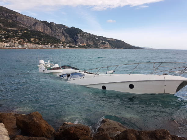 роскошная яхта наполовину затонувшая - wreck recreational boat nature mode of transport стоковые фото и изображения