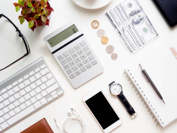 draufsicht der buchhaltung konzept mit tastatur, smartphone, notebook, kaffeetasse, taschenrechner und geld auf weißen tisch hintergrund. - spreadsheet table banking wealth stock-fotos und bilder