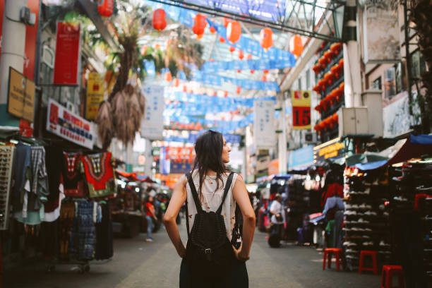 femme jeune voyageur dans le quartier de chinatown de kuala lumpur - kuala lumpur photos et images de collection